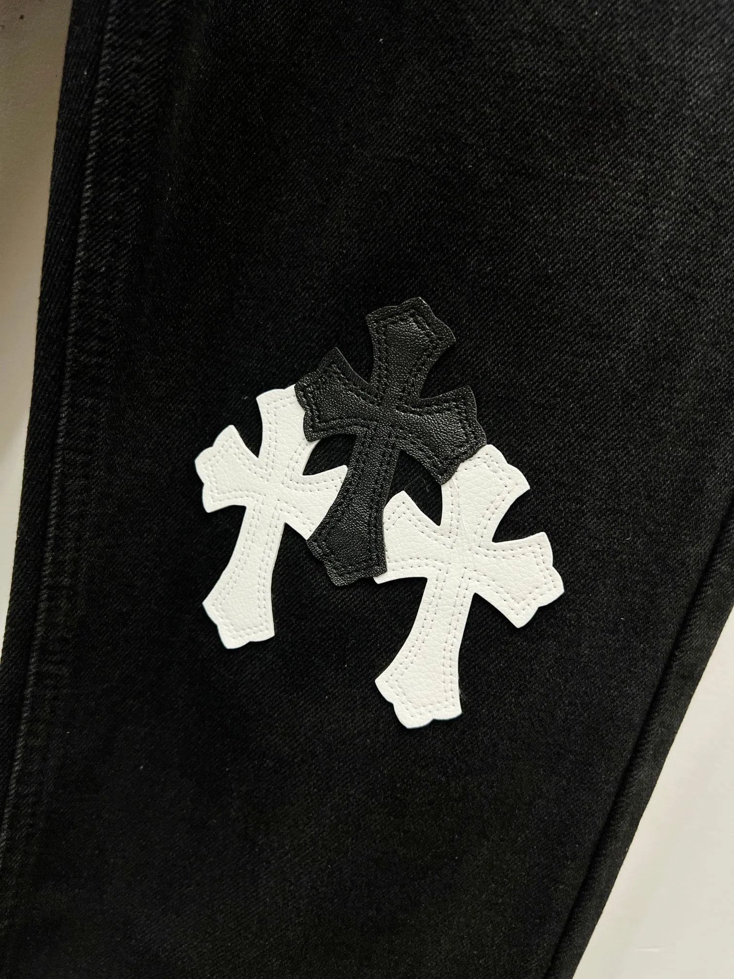P260 Style number: (K640) Style number: (K550) Chrome Hearts & Chrome Hearts CH city limited series Sanskrit cross patch patchwork leather jeans need to be washed and then disassembled and hand-stitched with sheepskin cross skin and then spliced ​​together to complete the process. The whole process is too complicated to explain. The texture can be seen in the hand, and it looks good. The styles with different washed textures are very friendly to people with thin legs and thick legs. The straight version is very flattering to the leg shape. The moderate length is timeless and can be matched easily and casually. It is the basic styling foundation for various styles and is a must-have in the wardrobe! The fabric is stiff but also makes the upper body soft without losing texture. The washing process is even more perfect. It is a must-have item for everyone! ! ! Washed wheat, hang tag, pants label, three labels are complete, the upper body effect is particularly stiff and stylish, super stylish, same style for men and women - Color: orange and orange Size: 28 30 32 34